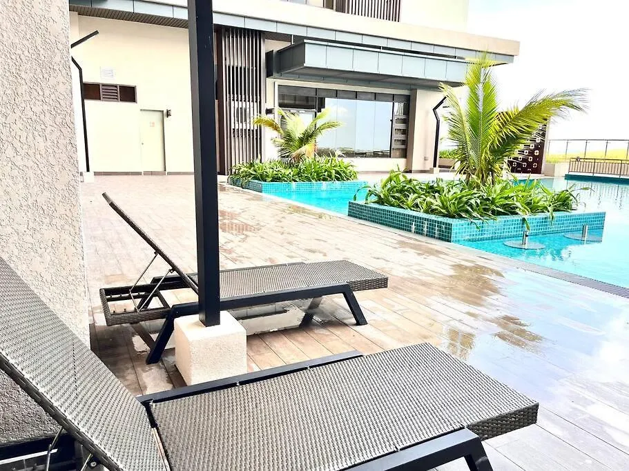 Urban Seaview Paradise: Infinity Pool, Gym & Beyond Malacca Apartamento