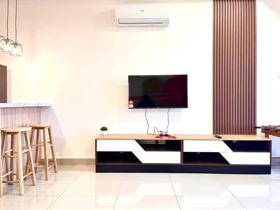 Urban Seaview Paradise: Infinity Pool, Gym & Beyond Malacca Apartamento